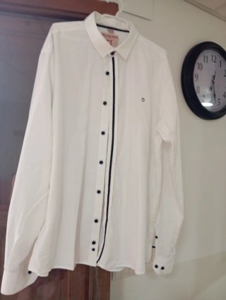 Camisa blanca con botones negros