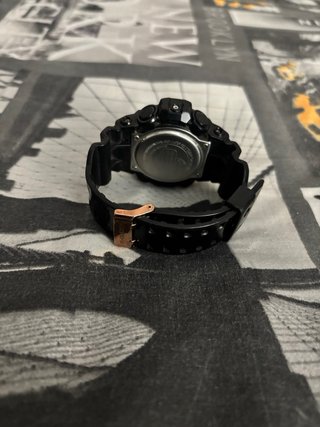 Reloj G-Shock Negro y Dorado