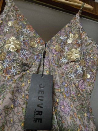 Vestido estampado floral con lentejuelas