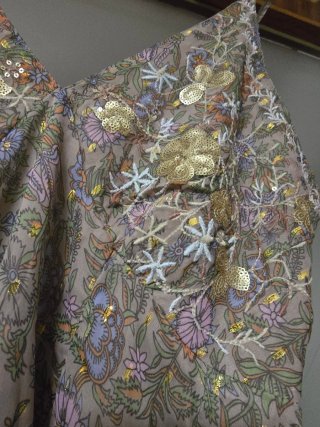 Vestido estampado floral con lentejuelas