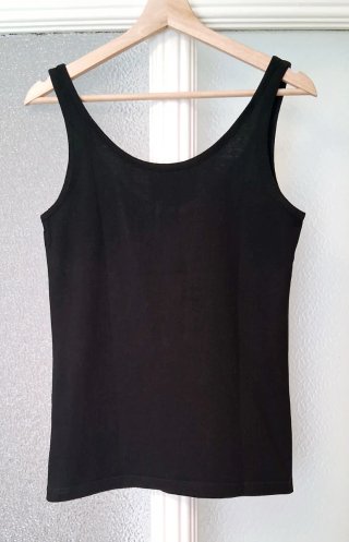 Camiseta tirantes negra Amanda Wakeley