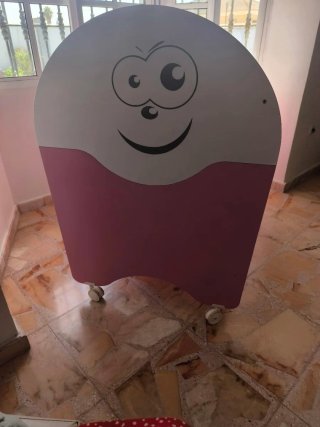 Cuna de bebé rosa y blanca