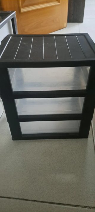 Cajonera de plástico negra y transparente
