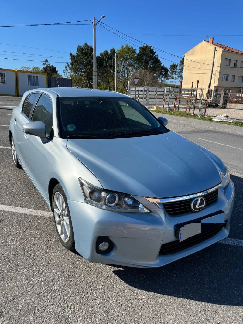 Lexus CT 2011 - foto 1