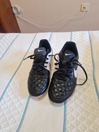 Botas de fútbol Nike Tiempo Negras y Blancas