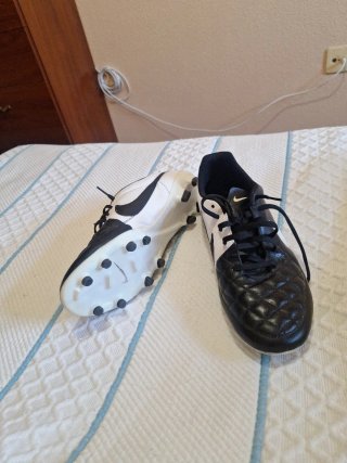 Botas de fútbol Nike Tiempo Negras y Blancas