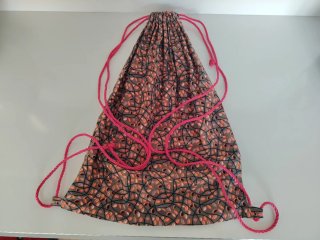 Mochila saco espalda estampado.
