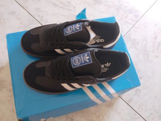 Zapatillas Adidas Negras y Blancas