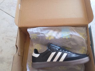 Zapatillas Adidas Negras y Blancas