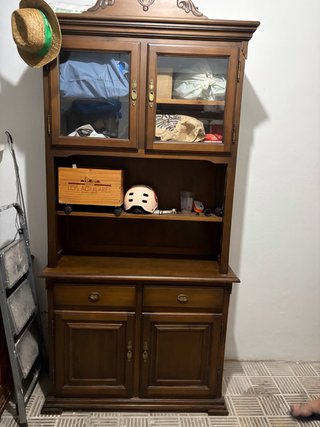 Mueble de salón con vitrina