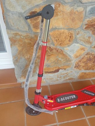 Patinete Eléctrico HOMCOM Rojo. Niños Sin estrenar