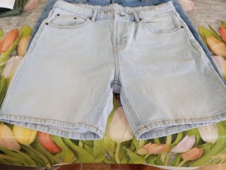 Pantalones cortos vaqueros desgastados
