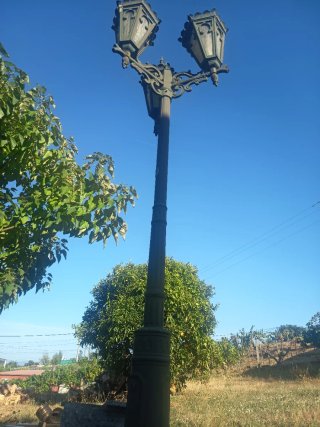 Farola de metal y piedra