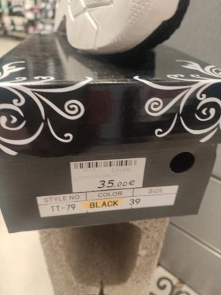 Zapatillas deportivas negras y blancas