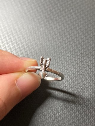 Anillo de plata con diseño de flecha