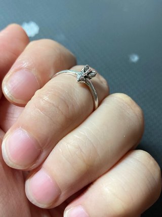 Anillo de plata con diseño de flecha