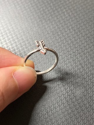Anillo de plata con diseño de flecha
