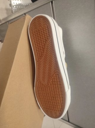 Zapatillas blancas con cordones dorados