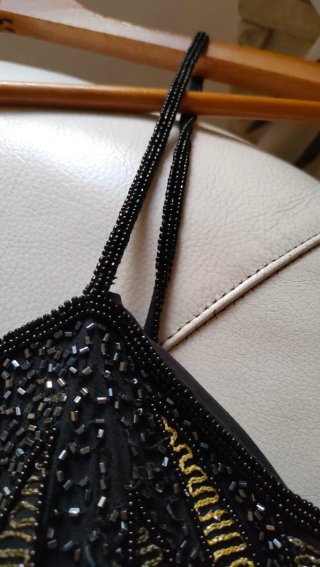 Top nero con ricami oro