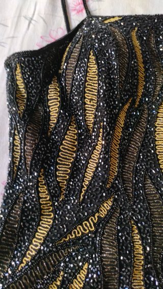 Top nero con ricami oro
