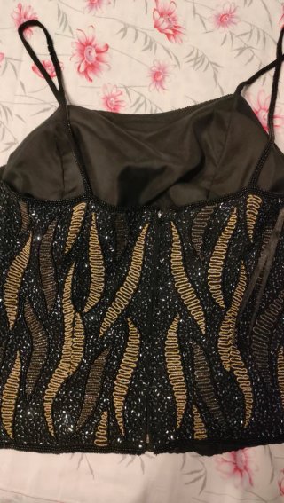 Top nero con ricami oro