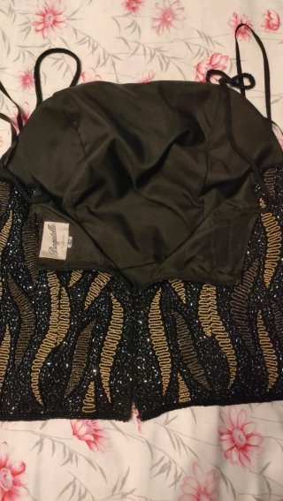 Top nero con ricami oro
