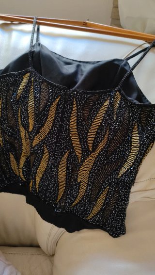 Top nero con ricami oro