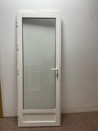 Ventana corredera blanca con cristales