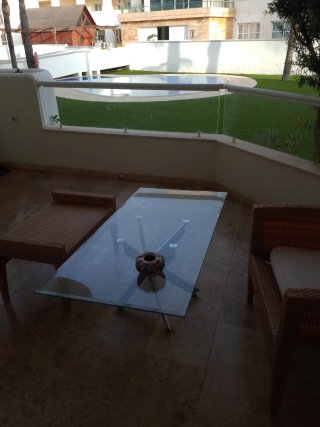Mesa de centro o terraza de cristal y aluminio