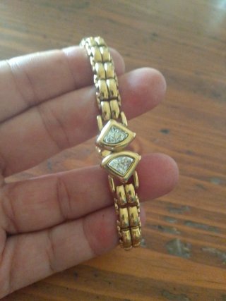 Pulsera dorada con piedras
