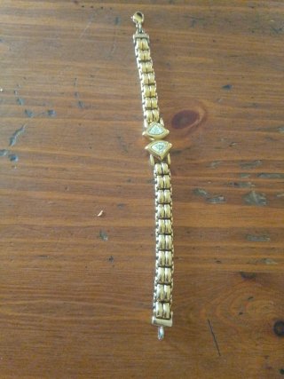 Pulsera dorada con piedras