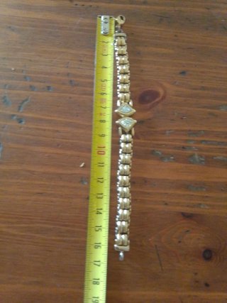 Pulsera dorada con piedras