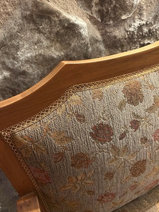 Banco/sillón de madera maciza con tapicería floral