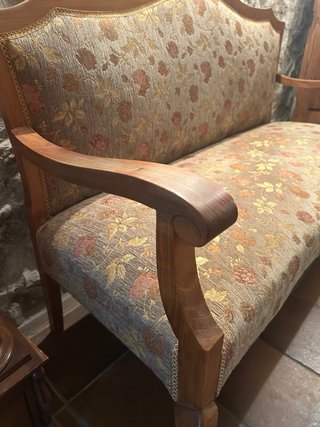 Banco/sillón de madera maciza con tapicería floral