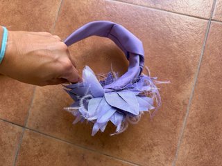 Tocado morado con flores y velo