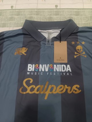 Camiseta Scalpers Gris y Dorada