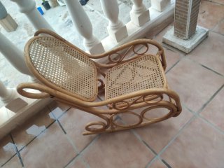 Mecedora infantil de mimbre