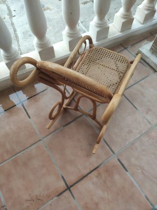 Mecedora infantil de mimbre