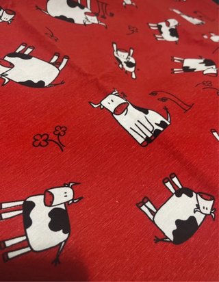 Tela roja con estampado de vacas