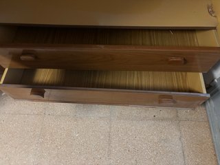 Armario ropero de madera marrón