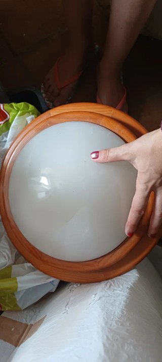 Lámpara de techo madera y tulipa blanca