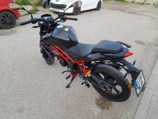 Benelli BN 125 Negra y Roja