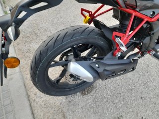 Benelli BN 125 Negra y Roja