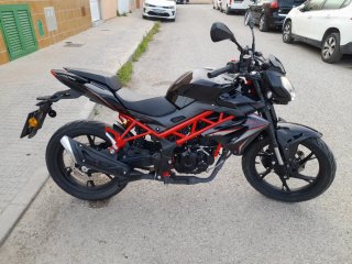 Benelli BN 125 Negra y Roja