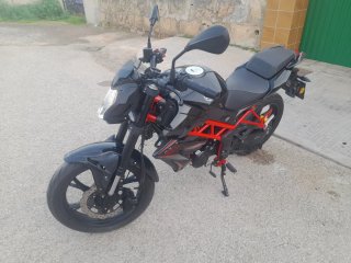 Benelli BN 125 Negra y Roja