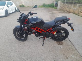Benelli BN 125 Negra y Roja