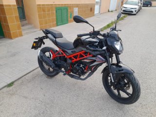 Benelli BN 125 Negra y Roja