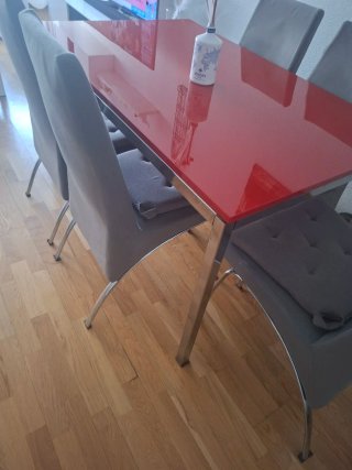Mesa comedor roja y 5 sillas