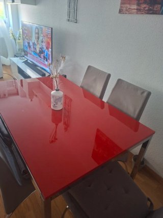 Mesa comedor roja y 5 sillas