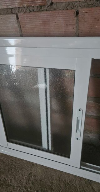 Ventana corredera de aluminio blanca